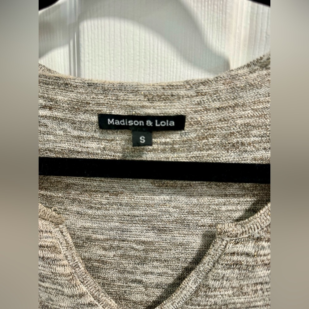 Madison & Lola Cream, Gold, Grey V-Neck Sweater Ribbed side detailing, split hem - Picture 4 of 4